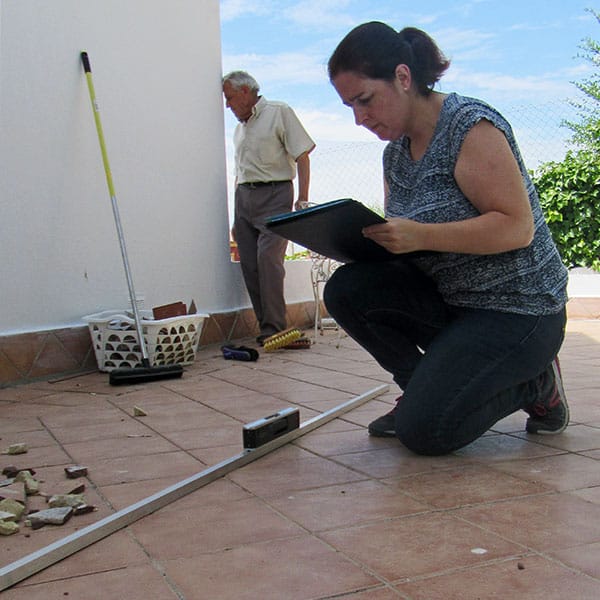 Débora Serrano realizando peritación